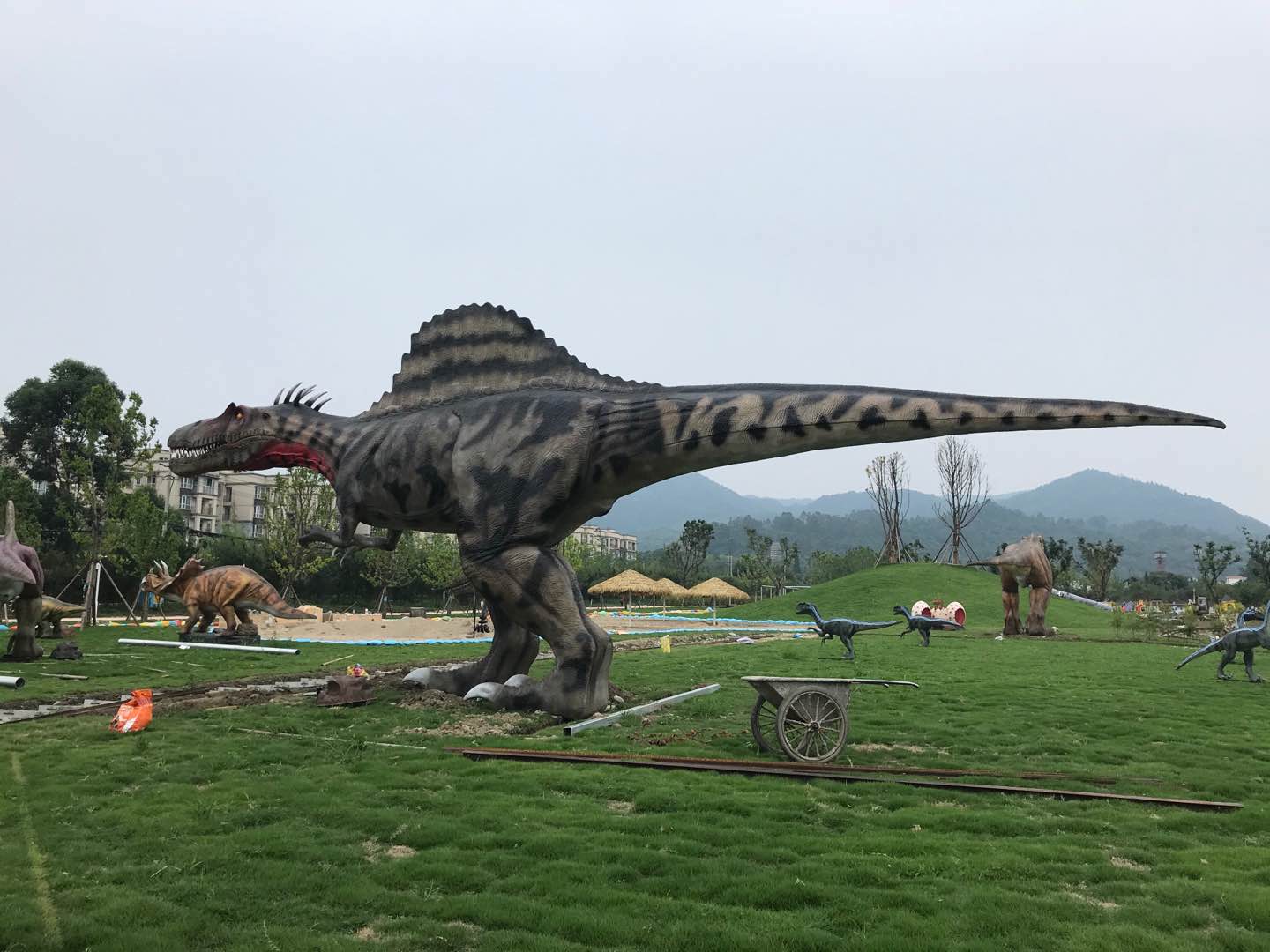 彭州科普展，仿真恐龍和仿真昆蟲安裝完成